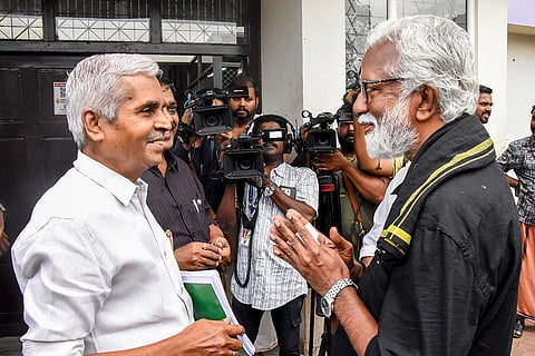 BJP leader Kummanam Rajasekharan (right) speaks with retired Justice K.T. Sankaran, who arrived at the Sabarimala temple in connection with the probe into the alleged gold theft, in Pathanamthitta district, Kerala.