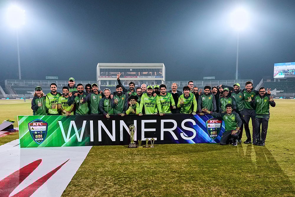 Pakistan vs Sri Lanka 3rd ODI cricket match-pak players with trophy