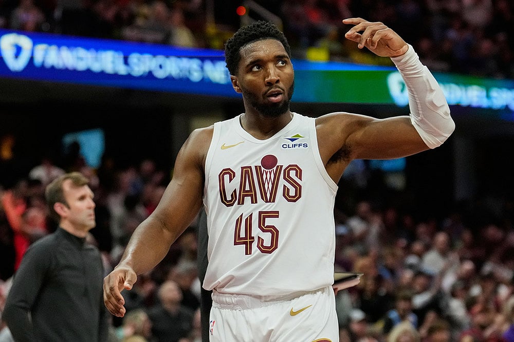 Cleveland Cavaliers guard Donovan Mitchell (45) gestures to fans in the second half of an NBA basketball game against the Memphis Grizzlies in Cleveland.  - | Photo: AP/Sue Ogrocki