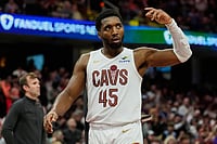NBA: Donovan Mitchell Helps Cleveland Cavaliers Rally Past Memphis Grizzlies 108-100 | Photo: AP/Sue Ogrocki : Cleveland Cavaliers guard Donovan Mitchell (45) gestures to fans in the second half of an NBA basketball game against the Memphis Grizzlies in Cleveland.