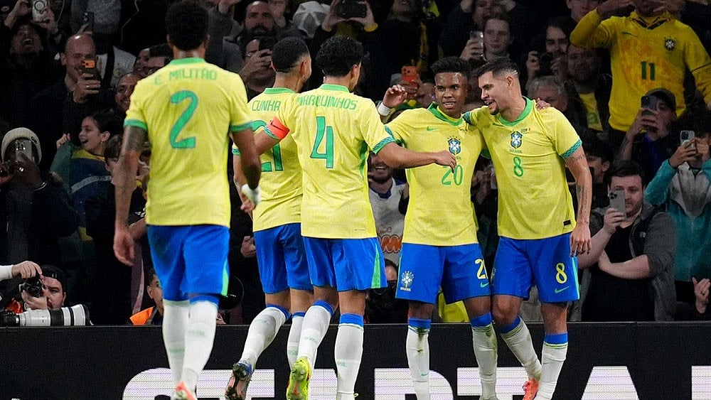Brazil's Estevao, second right, celebrates scoring their side's first goal of the game during an international soccer match between Brazil and Senegal at the Emirates Stadium, London. - | Photo: John Walton/PA via AP