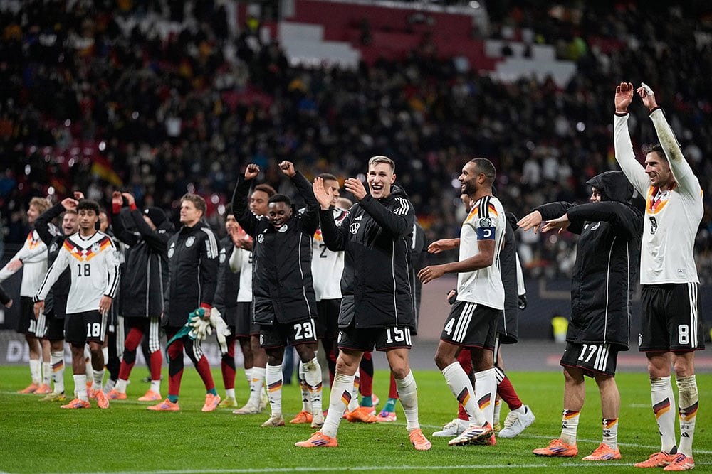 German players celebrate qualifying for the World Cup after beating Slovakia in Leipzig, Germany. - | Photo: AP/Matthias Schrader