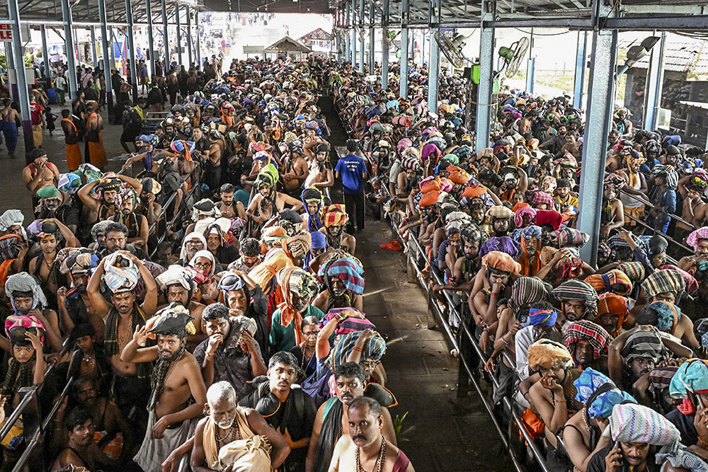 People arrive to offers prayers at the Sabarimala temple during the Malayalam month of 'Vrichikam', in Pathanamthitta district, Kerala.