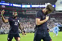 USA 5-1 URU: Freeman Brace Sees USMNT Gain Five-match Unbeaten Streak | Photo: AP/Jason Behnken : United States' Mark McKenzie (22) and Tanner Tessman celebrate Tessmann's goal during the second half of an international friendly soccer game against Uruguay in Tampa, Fla.
