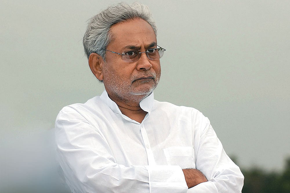 Nitish observes the solar eclipse at Taregna near Patna