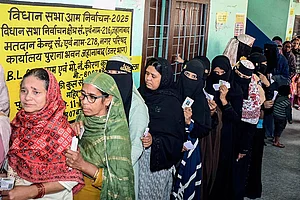 | Photo: IMAGO /ANI News : Women voters wait in a queue to cast their vote for the second phase of the Bihar assembly election, in Jehanabad. Jehanabad Bihar India