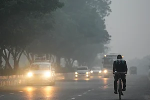 | Photo: PTI/Karma Bhutia : Vehicles ply on a road amid smog as air quality deteriorates, in New Delhi.