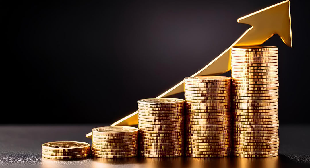동전 더미가 점점 더 높이 쌓이고, 위쪽과 오른쪽을 가리키는 금색 화살표가 성장을 상징합니다.