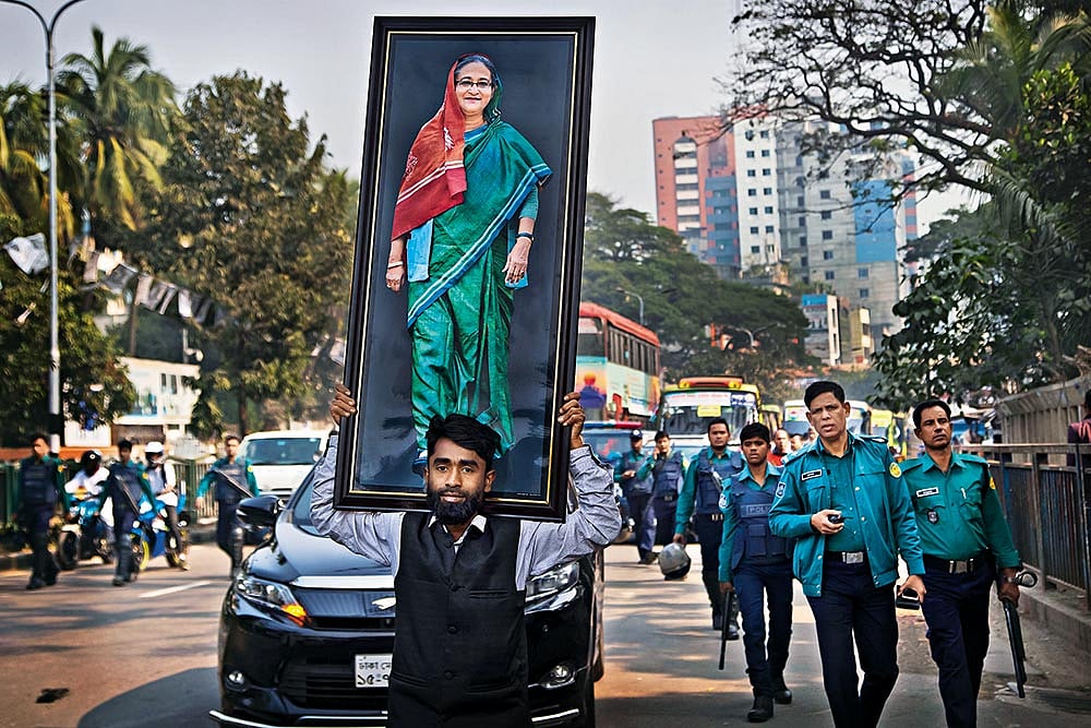 In ol’ Times: A supporter of Sheikh Hasina carries her giant portrait in Dhaka on December 27, 2018 - | Photo: AP