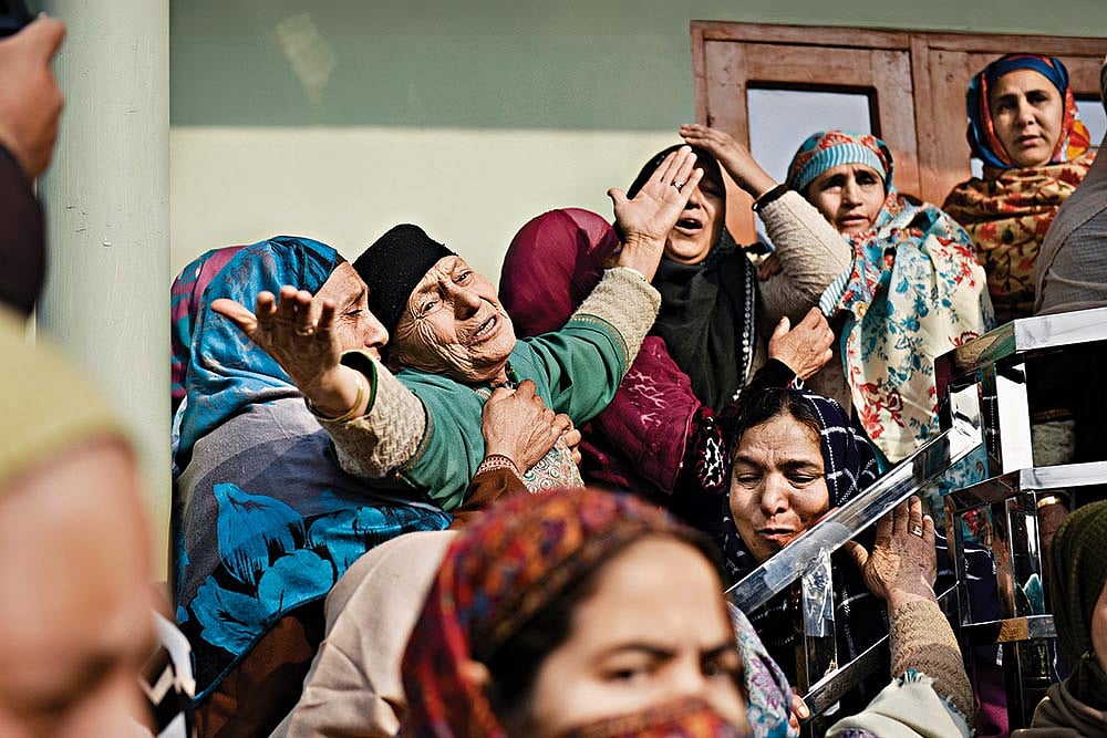 In Mourning: Grieving family members of Nowgam blast victims - | Photo: Yasir Iqbal