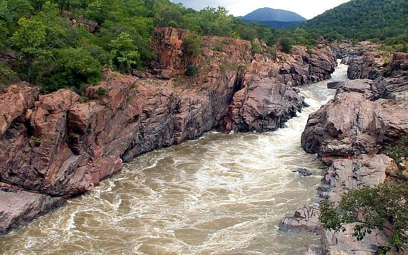 The demand comes amid renewed efforts by the Congress government in Karnataka to push forward the Mekedatu balancing reservoir project across the Cauvery river.  - X.com/TNGeography