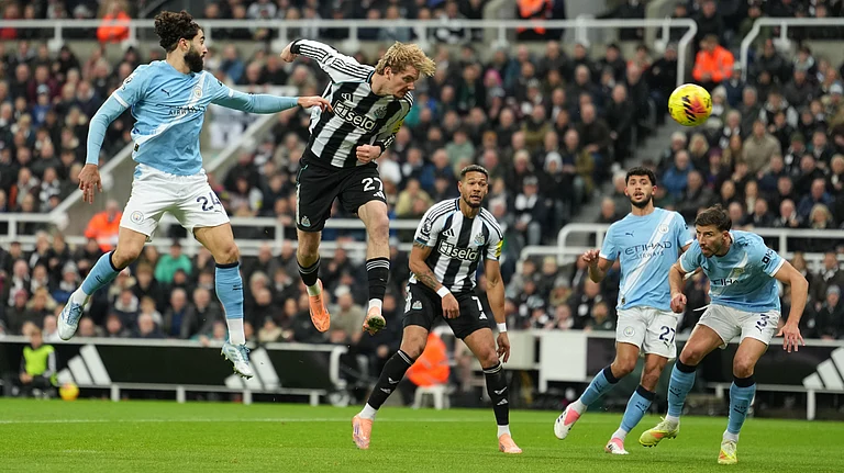 Newcastle United's Nick Woltemade tries a header during the English Premier League match against Manchester City on November 22, 2025. - | Photo: AP/Jon Super