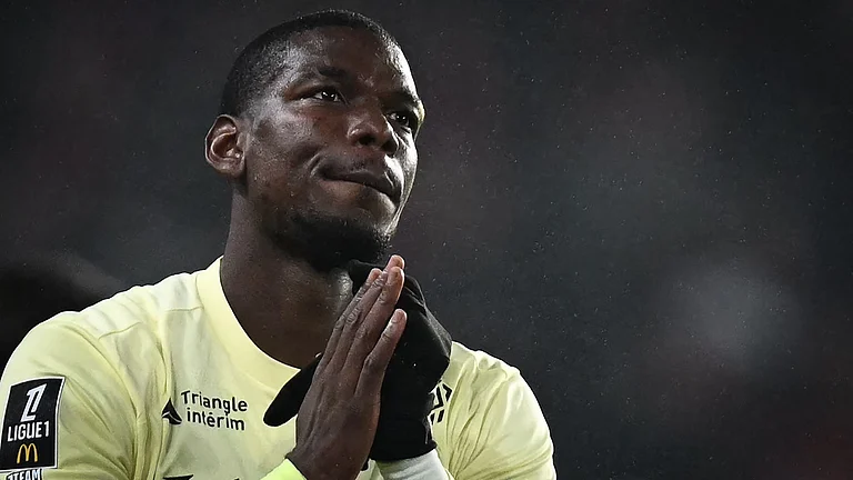 Paul Pogba applauds Monaco's fans after full-time - null