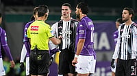 | Photo: Massimo Paolone/LaPresse via AP : Juventus' Dusan Vlahovic with referee Daniele Doveri during the Serie A match against Fiorentina on Saturday, November 22, 2025. 