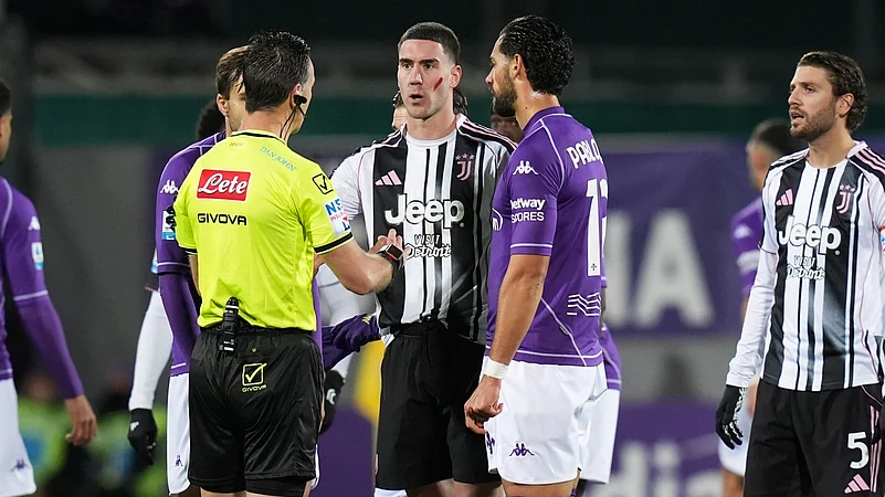 Fiorentina vs Juventus Italian Serie A 2025-26 Dusan Vlahovic racist abuse match halted
