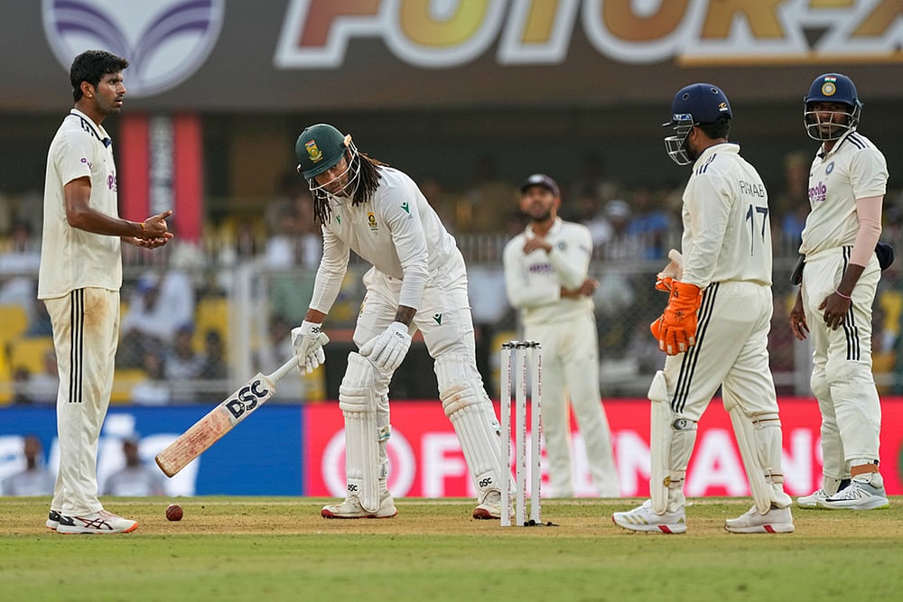 India vs South Africa 2nd Cricket test Day 2 photos in Guwahati-Tony de Zorzi