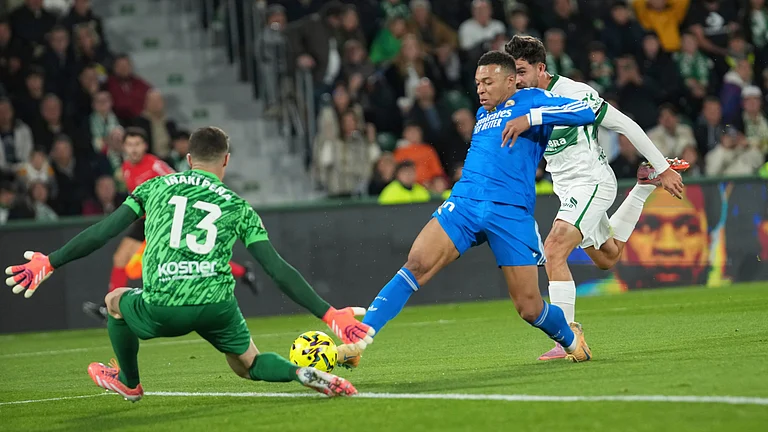 Real Madrid's Kylian Mbappe tries to score past Elche's goalkeeper Inaki Pena during the Spanish La Liga match on November 23, 2025. - | Photo: AP/Alberto Saiz