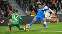 | Photo: AP/Alberto Saiz : Real Madrid's Kylian Mbappe tries to score past Elche's goalkeeper Inaki Pena during the Spanish La Liga match on November 23, 2025. 