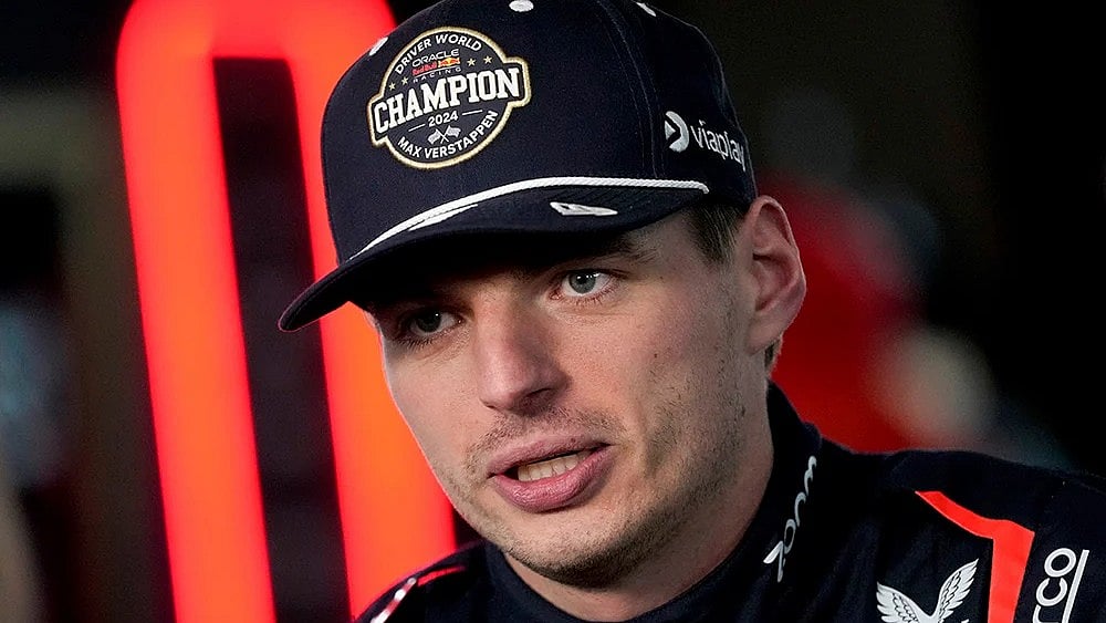 Las Vegas GP: Max Verstappen conducts an interview after the F1 Las Vegas Grand Prix - | Photo: AP/Matt York