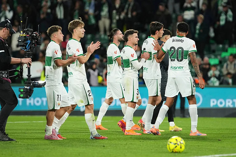 Elche's team players react after the Spanish La Liga soccer match between Elche and Real Madrid in Elche, Spain. - | Photo: AP/Alberto Saiz