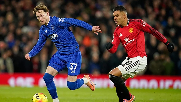 Manchester United Vs Everton Live Score, English Premier League: James Garner, left, is challenged by Casemiro at Old Trafford. - Photo: AP