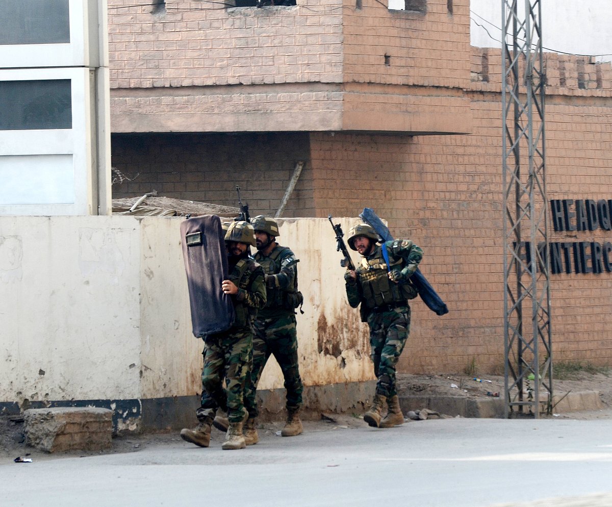 IMAGO / Anadolu Agency : 3 troops, 3 militants killed in attack on security forces headquarters in Pakistan, Peshawar.