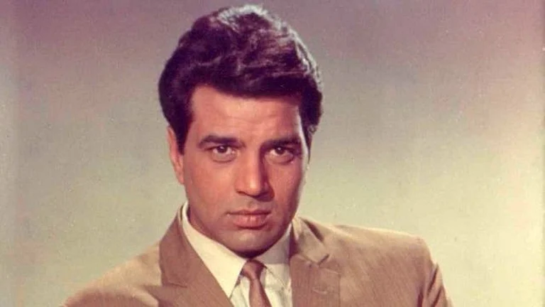 Celebs pay tribute to Dharmendra - X