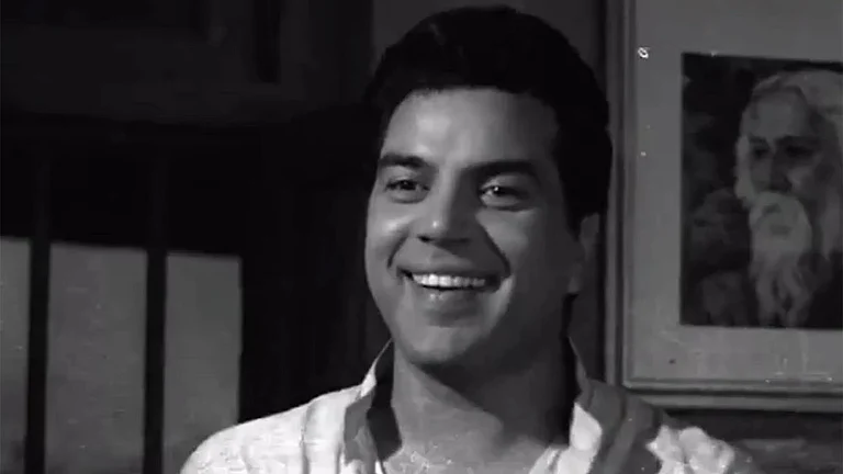 Bollywood celebs attend Dharmendra's last rites - X