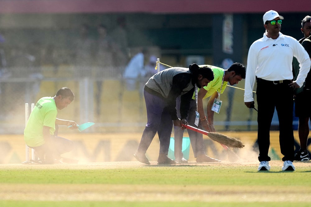 India Vs South Africa 2nd Test Day 4 photos-Groundsmen clean the pitch