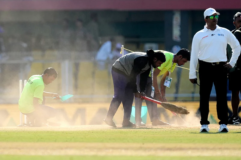 India Vs South Africa 2nd Test Day 4 photos-Groundsmen clean the pitch