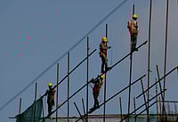 IMAGO / NurPhoto : Economy Workers are seen in an under construction site in Mumbai, India, 30 August, 2023.