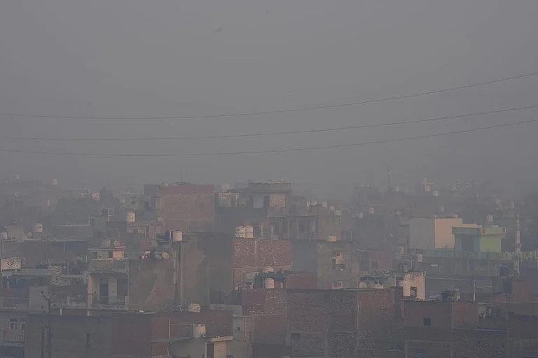 A thick blanket of smog covers an area as air quality deteriorates, in New Delhi. - | Photo: Suresh K Pandey/Outlook