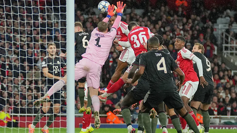 Arsenal's Jurrien Timber scores the opening goal during the UEFA Champions League opening phase match against Bayern Munich on November 26, 2025. - | Photo: AP/Kin Cheung