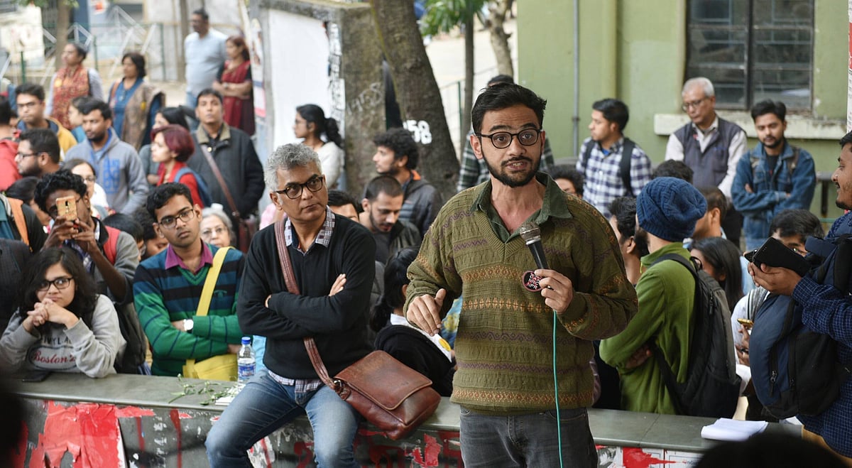Activist Umar Khalid interacts with students of Jadavpur University on the issues of Citizenship Amendment Act (CAA), National Population Register (NPR) and the National Register of Citizens (NRC) at the University campus, on January 13, 2020 in Kolkata, India. - Imago / Hindustan Times