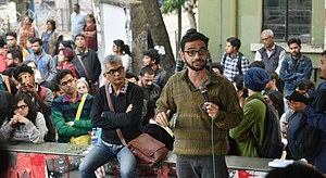 Imago / Hindustan Times : Activist Umar Khalid interacts with students of Jadavpur University on the issues of Citizenship Amendment Act (CAA), National Population Register (NPR) and the National Register of Citizens (NRC) at the University campus, on January 13, 2020 in Kolkata, India.