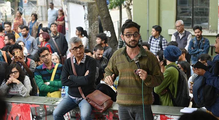 Activist Umar Khalid interacts with students of Jadavpur University on the issues of Citizenship Amendment Act (CAA), National Population Register (NPR) and the National Register of Citizens (NRC) at the University campus, on January 13, 2020 in Kolkata, India. - Imago / Hindustan Times