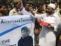 IMAGO / Xinhua : A man distributes sweets to celebrate the death sentence against Mumbai attacker Mohammed Ajmal Amir alias Kasab in Mumbai, India, May 6, 2010. Convicted Mumbai attacker Mohammed Ajmal Amir alias Kasab was sentenced to death in the Mumbai terror attacks case by an Indian special court, three days after he was convicted of murder and waging war against the state during the 62-hour-long carnage.