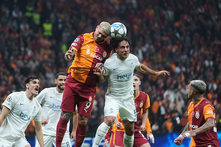 Galatasaray's Mauro Icardi, left, and Union SG's Kevin Mac Allister, go for a header during the Champions League opening phase soccer match between Galatasaray and Union Saint-Gilloise, in Istanbul, Turkey. - | Photo: AP/Francisco Seco