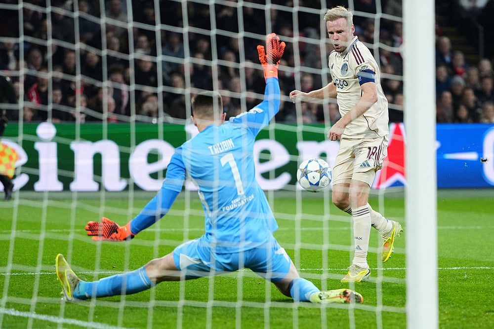 Ajax vs SL Benfica UCL 2025-26 match in Amsterdam-Anatoliy Trubin