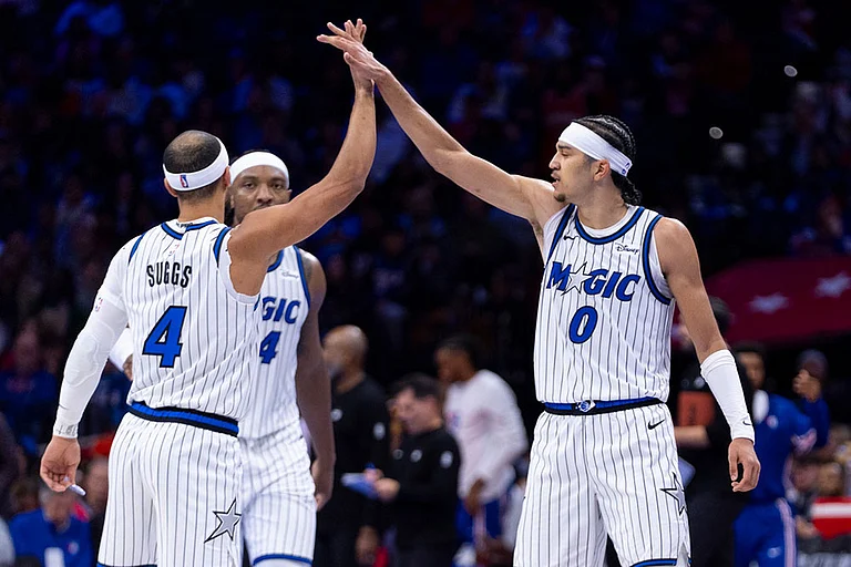 Orlando Magic's Anthony Black, right, celebrates with Jalen Suggs, left, and Wendell Carter Jr., center, during the first half of an NBA Cup basketball game against the Philadelphia 76ers in Philadelphia. - | Photo: AP/Chris Szagola