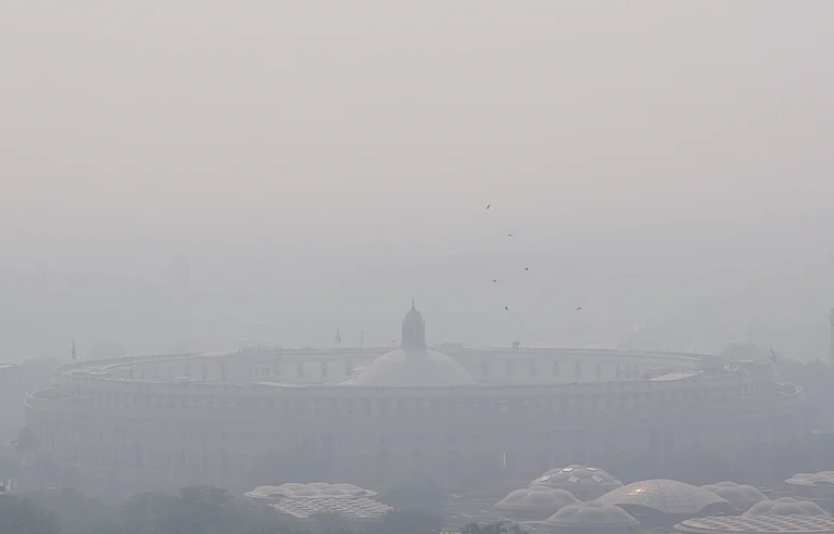 New Delhi: Samvidhan Sadan engulfed in a layer of smog - PTI
