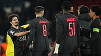 (AP Photo/Christophe Ena) : PSG's Vitinha celebrates with his teammates at the end of a Champions League opening phase soccer match between Paris Saint Germain and Tottenham, in Paris, Wednesday, Nov.26, 2025