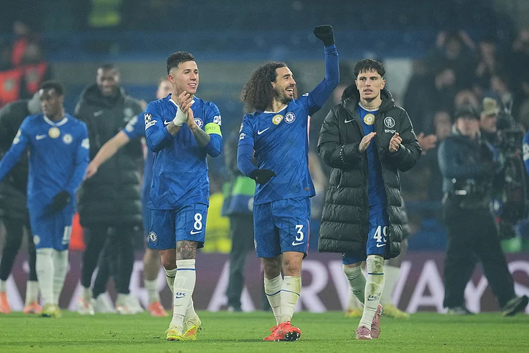 Chelsea's Enzo Fernandez, left, Chelsea's Marc Cucurella, center, and Chelsea's Alejandro Garnacho applaud fans at the end of the Champions League opening phase soccer match between Chelsea and Barcelona in London. - | Photo: AP/Kin Cheung