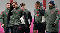 | Photo: AP/Matthias Schrader : Bayern Munich's Harry Kane rubs his eye besides head coach Vincent Kompany and Jonathan Tah during a training session on November 25, 2025, ahead of the UEFA Champions League opening phase match against Arsenal. 