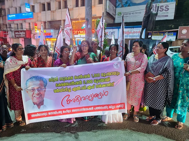 Women across Kerala took to the streets to express their appreciation of the comprehensive welfare measures announced by the Chief Minister - x.com/cpimspeak