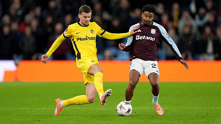 Young Boys' Darian Males and Aston Villa's Ian Maatsen challenge for the ball during the UEFA Europa League match on November 27, 2025. - | Photo: AP/Joe Giddens