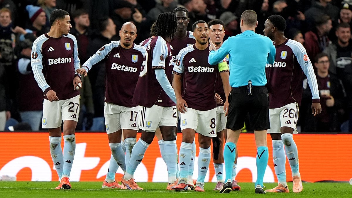 Aston Villa players speak to the referee after scorer Donyell Malen was hit by an object during the UEFA Europa League match against Young Boys on November 27, 2025.  - | Photo: AP/Joe Giddens