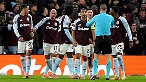 | Photo: AP/Joe Giddens : Aston Villa players speak to the referee after scorer Donyell Malen was hit by an object during the UEFA Europa League match against Young Boys on November 27, 2025.