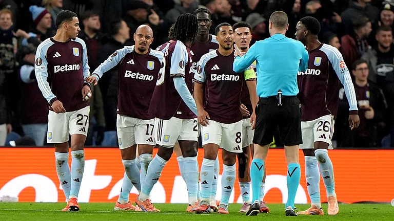Aston Villa players speak to the referee after scorer Donyell Malen was hit by an object during the UEFA Europa League match against Young Boys on November 27, 2025. - | Photo: AP/Joe Giddens