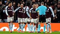 | Photo: AP/Joe Giddens : Aston Villa players speak to the referee after scorer Donyell Malen was hit by an object during the UEFA Europa League match against Young Boys on November 27, 2025. 